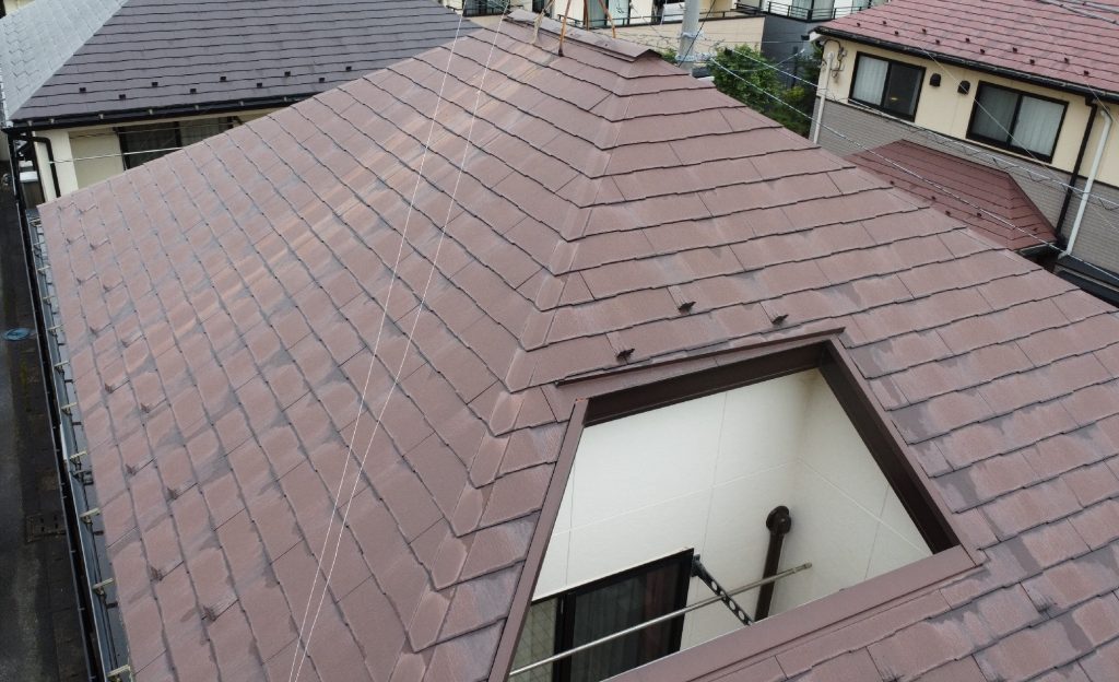 同じく施工前の屋根表面です。塗膜の劣化によって雨水が滞留し、黒ずみや雨染みが目立っています。今後の雨漏りリスクを低減するため、高圧洗浄を行った後に防水シートを敷き、新しい屋根材を施工します。