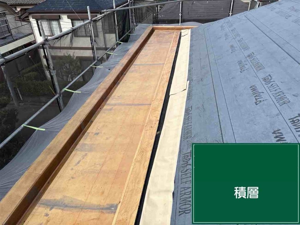 防水の要となる強靭な層を作る工程です。まずポリエステル樹脂などの防水樹脂による「中塗り」を行い、その上に強度を高めるためのガラス繊維マットを敷き詰める「積層」作業を行います。さらにその上から再度、防水樹脂で「中塗り」を行ってガラスマットに樹脂を完全に含浸させながら空気を抜く（脱泡）ことで、継ぎ目のない一体化された高い防水性を持つ層を形成します。