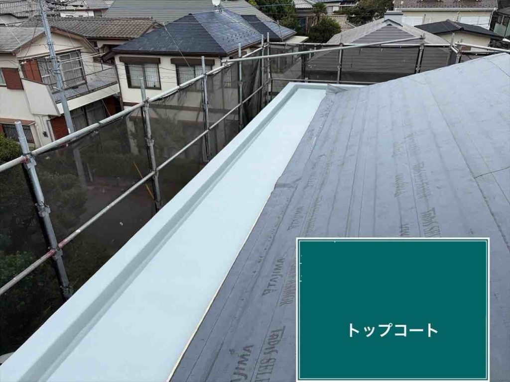 最後に、紫外線や雨風、摩擦などの外部ダメージからFRP防水層を保護するためのトップコート（上塗り）を塗布します。FRP防水層自体は紫外線に弱いため、このトップコートをしっかりとコーティングすることで劣化を防ぎ、長期間にわたって雨水の浸入をシャットアウトする防水面が完成します。