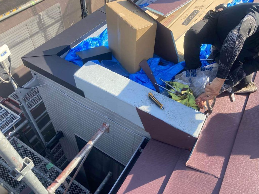 既存の屋上立ち上がり部分は防水処理のみが施されている状態でしたが、上部（天端）からの雨水浸入リスクを根本から防ぐため、新たに金属製の笠木を取り付ける施工を行いました。これにより、防水層を直接的な雨風や紫外線から保護し、雨漏りの再発防止をより強固なものにしています。
