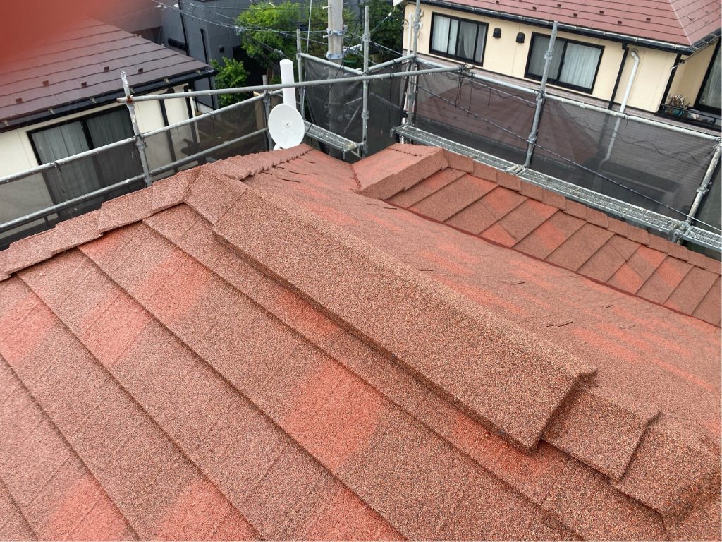 屋根裏にこもる湿気や熱気を外部へ逃がすための「換気棟」を取り付けています。夏場の室温上昇を抑え、結露を防ぐことで建物の寿命を延ばす効果があります。雨水が浸入しない特殊な構造となっており、取り付けて屋根工事を仕上げます。