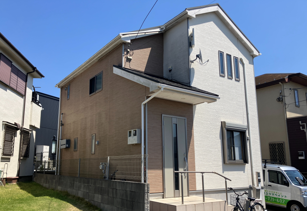 築10年を超えるサイディング外壁のお住まいです。ツートンの外壁は一見きれいですが、細部を調査すると、経年による劣化が少しずつ出始めていました。